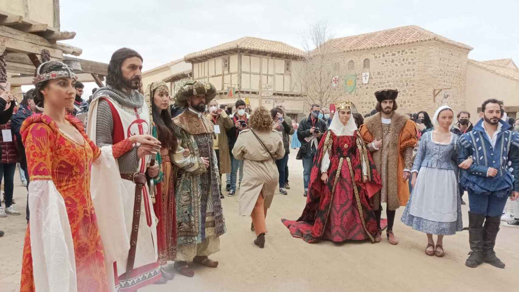 Varios personajes históricos, entre los que se encuentran Jimena, el Cid o Colón, durante la apertura de Puy du Fou.