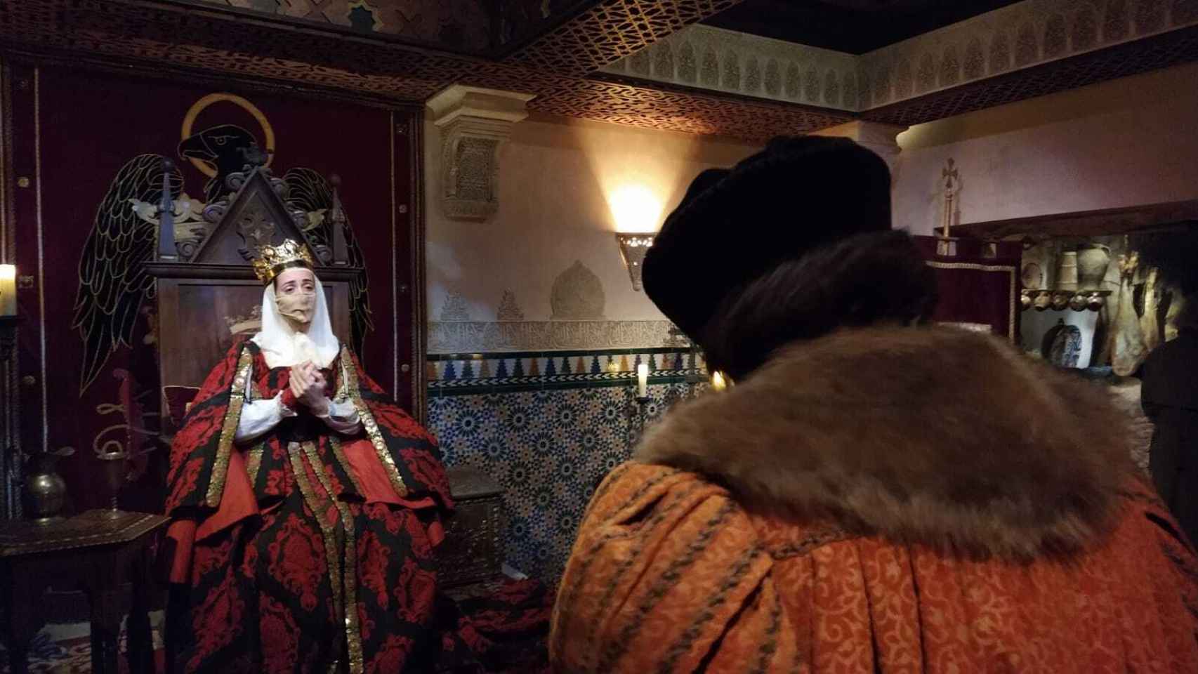 Un actor, caracterizado como Cristóbal Colón, solicitando a la reina Isabel que sufrague su aventura.