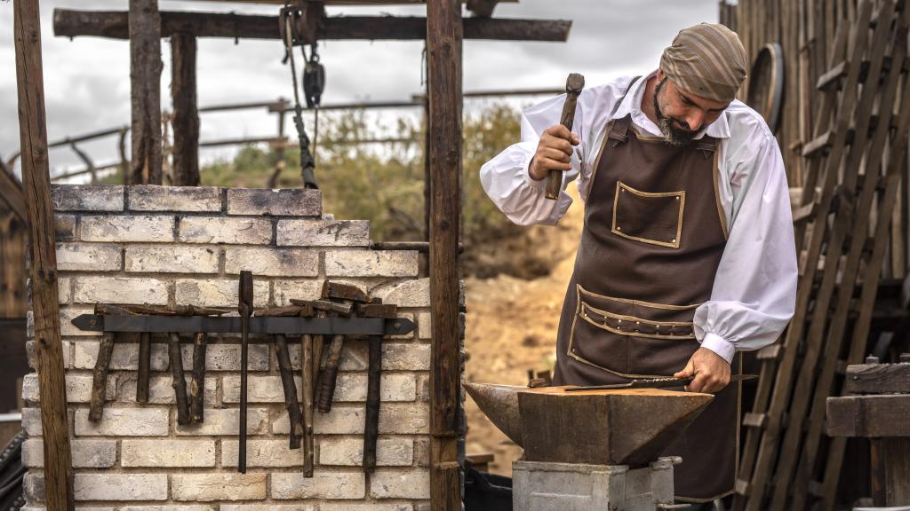 Un herrero de Puy du Fou en labores de trabajo.