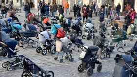 Protesta con 109 carritos de bebé representando a los niños muertos desde el inicio de la invasión de Ucrania.