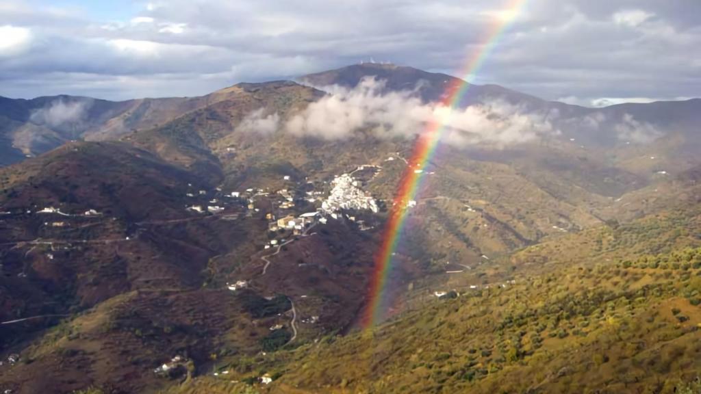 Al final del arcoíris no se encuentra una olla llena de oro, sino algo mejor: Totalán.