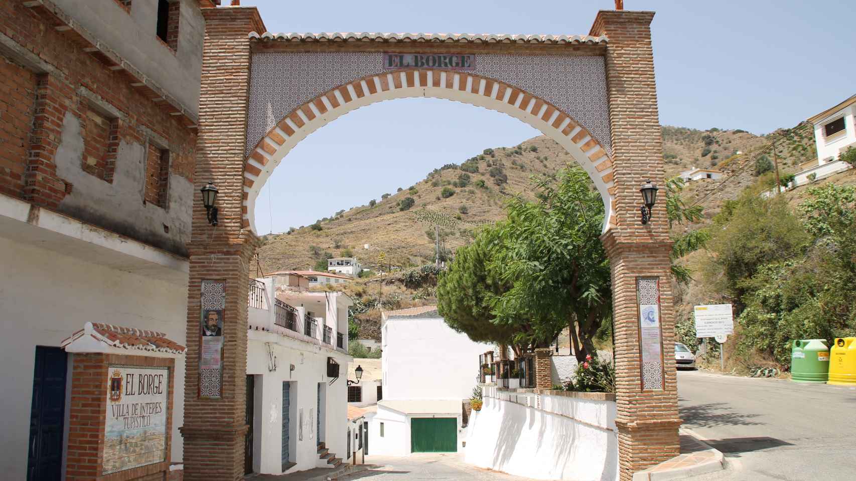 El arco homenaje de El Borge nos da la bienvenida a la localidad.