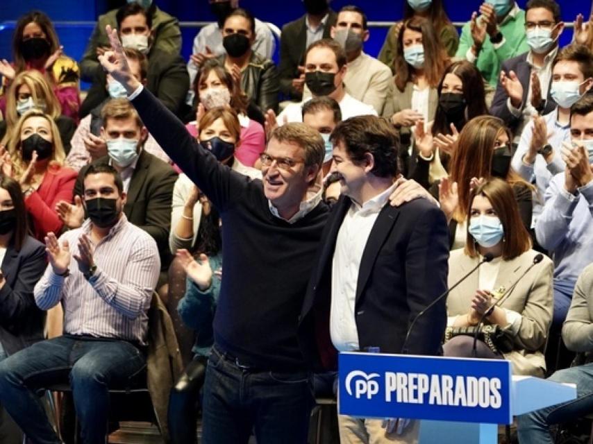 El líder gallego, Alberto Núñez Feijóo, junto al presidente en funciones, Alfonso Fernández Mañueco, durante el acto de este sábado en Valladolid.