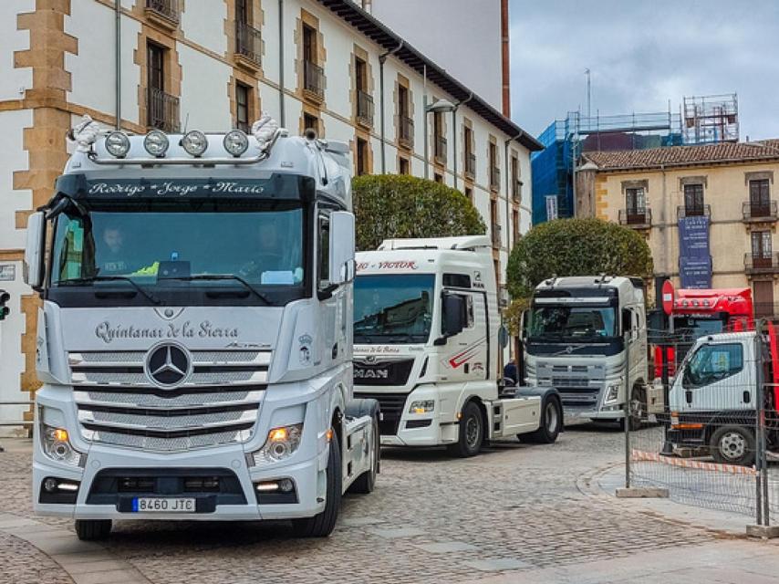 Camiones circulan por el centro de Soria con motivo de la huelga de transportistas, este viernes.