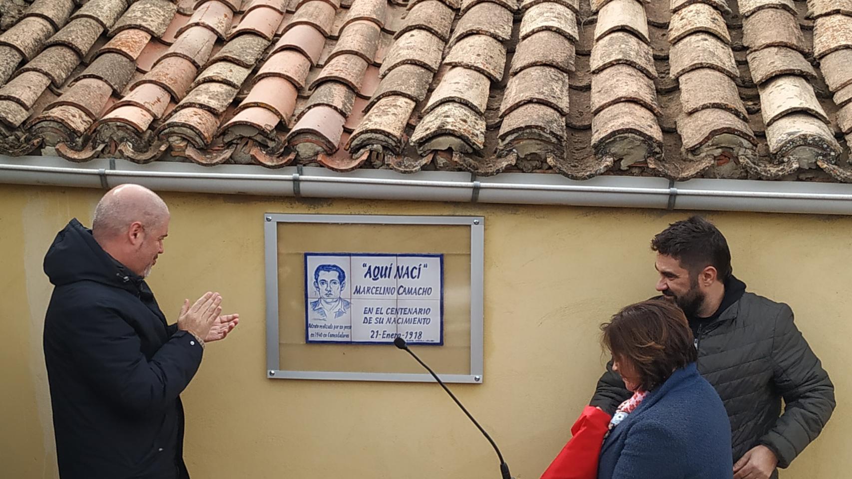 Momento de descubrir la placa conmemorativa a Marcelino Camacho en La Rasa