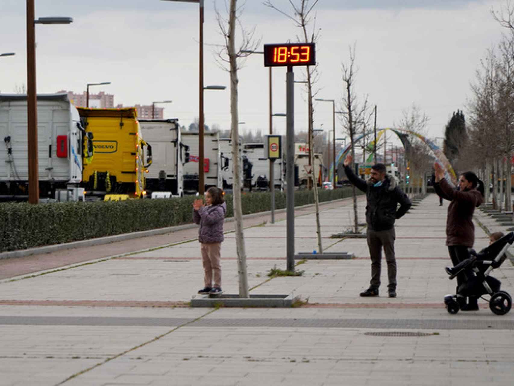 Ciudadanos aplaudiendo a los transportistas en huelga, este sábado en Valladolid.