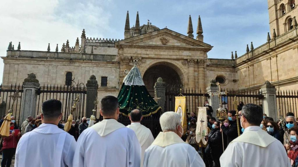 Un momento del desfile con la Virgen de La Esperanza llegando a la Catedral