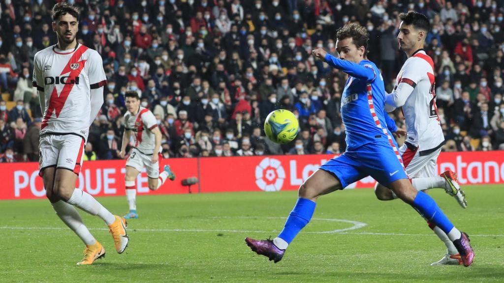 Joao Félix intenta conectar un remate adelantándose a la defensa del Rayo Vallecano