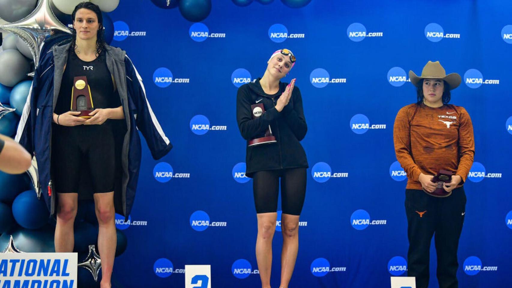 Lia Thomas, Emma Weyant y Erica Sullivan, en el podio de la NCAA