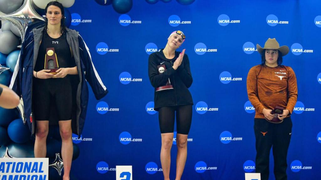 Lia Thomas, Emma Weyant y Erica Sullivan, en el podio de la NCAA.