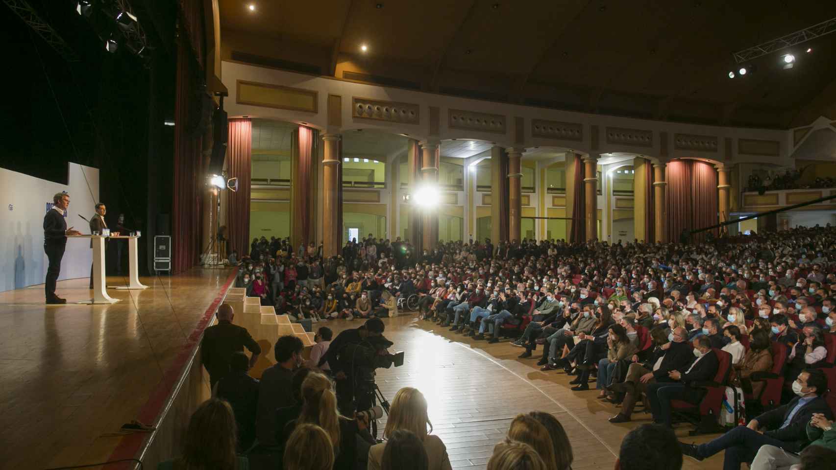 El auditorio Príncipe de Asturias de Torremolinos, lleno para escuchar a Feijóo.