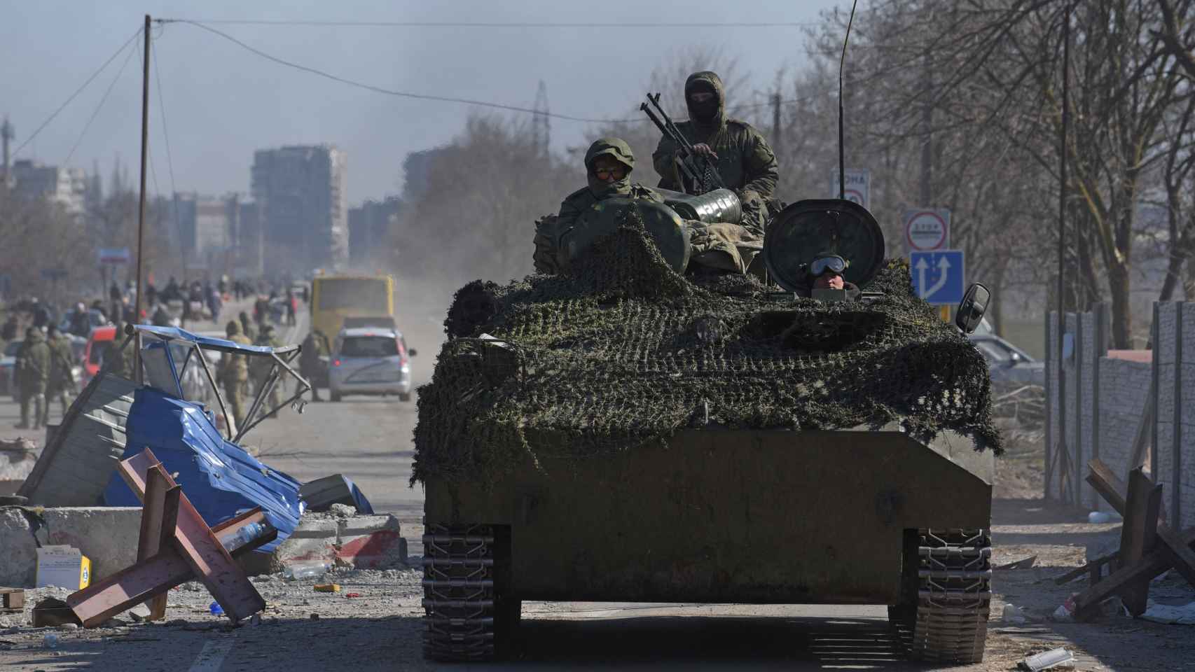 Soldados rusos en los aledaños de Mariúpol, este sábado.