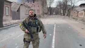 El jefe de la policía de Mariúpol en un vídeo grabado desde las calles de la ciudad, destrozadas por los bombardeos rusos.
