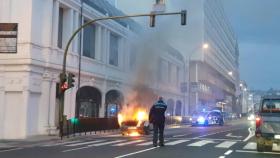 Arde un coche detrás del Kiosko Alfonso en A Coruña.