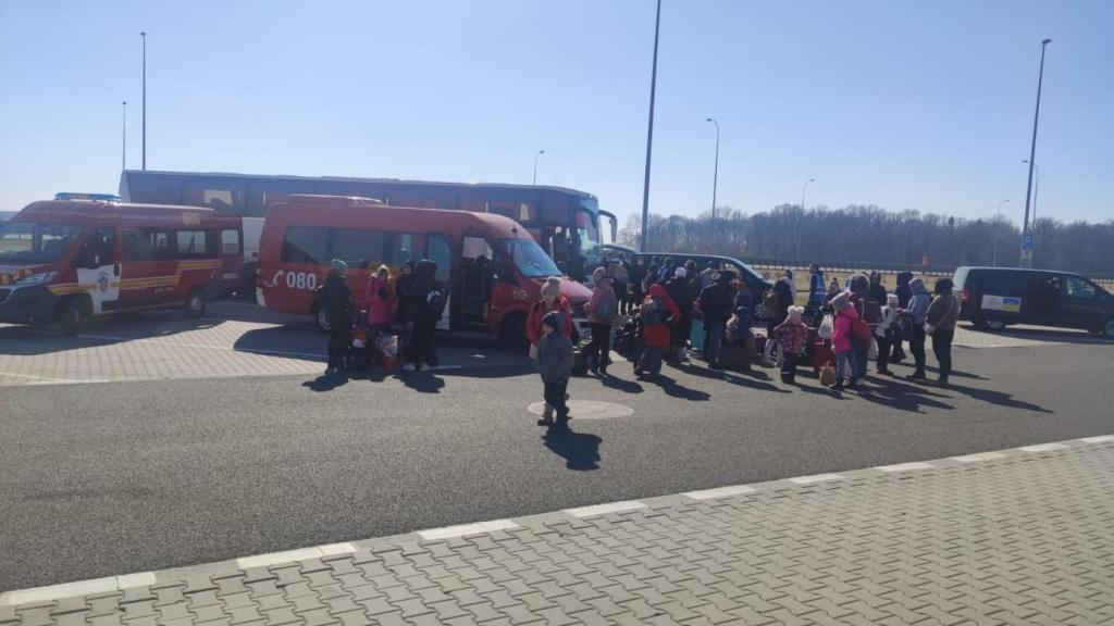 Bomberos y Policía Local de A Coruña recogen a los refugiados.