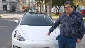 El taxista coruñés Manuel Quindimil con el primer taxi Tesla de la ciudad.