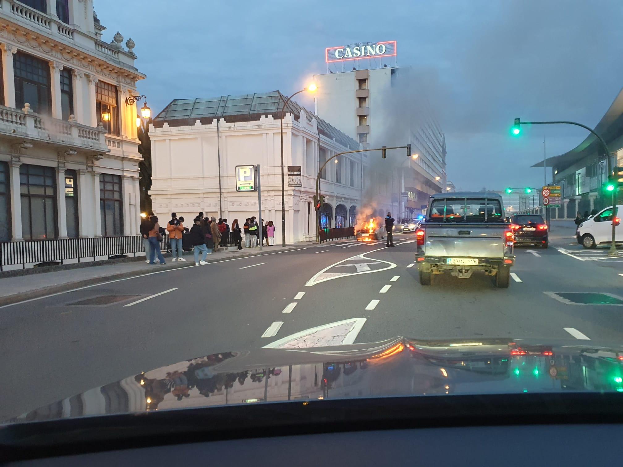 Un coche arde detrás del Kiosko Alfonso en A Coruña (Foto: Cedida)