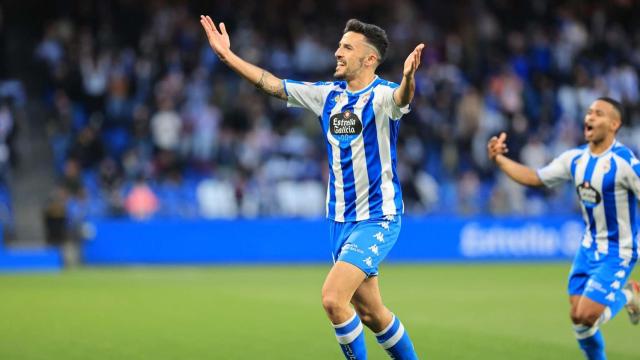 Alberto Quiles celebra un gol con el Deportivo