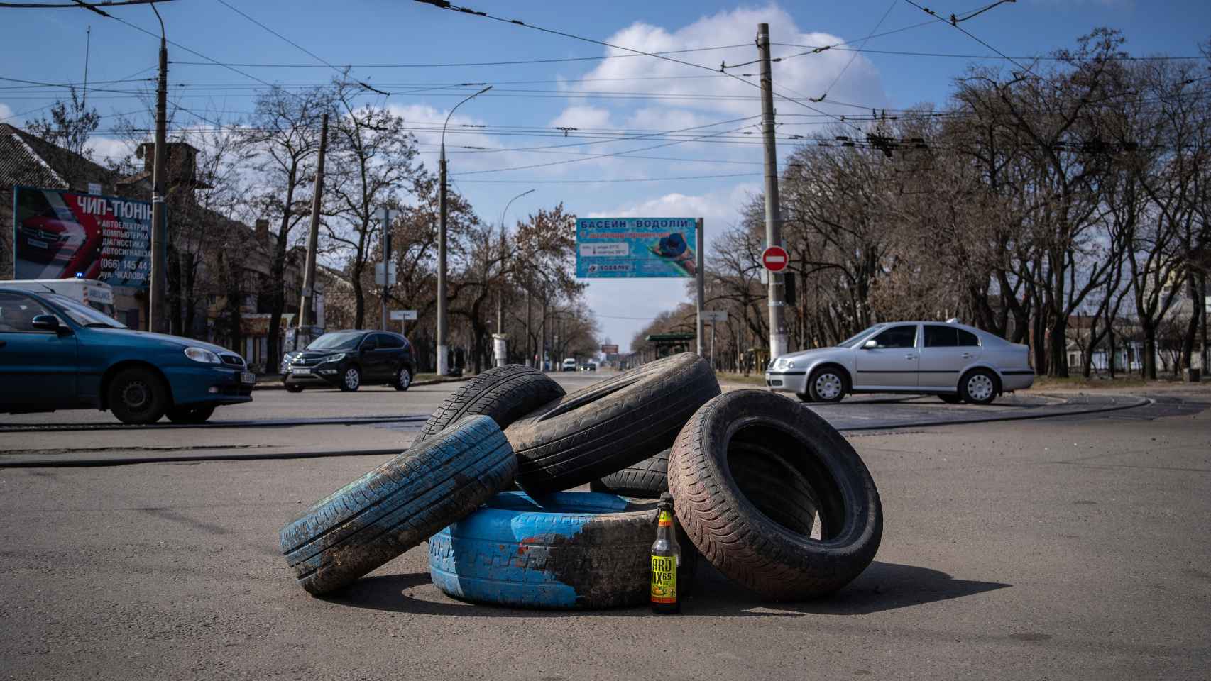Además de las barricadas, hay docenas de cócteles molotov junto a pequeños grupos de neumáticos apilados en las avenidas de Mykolaiv.