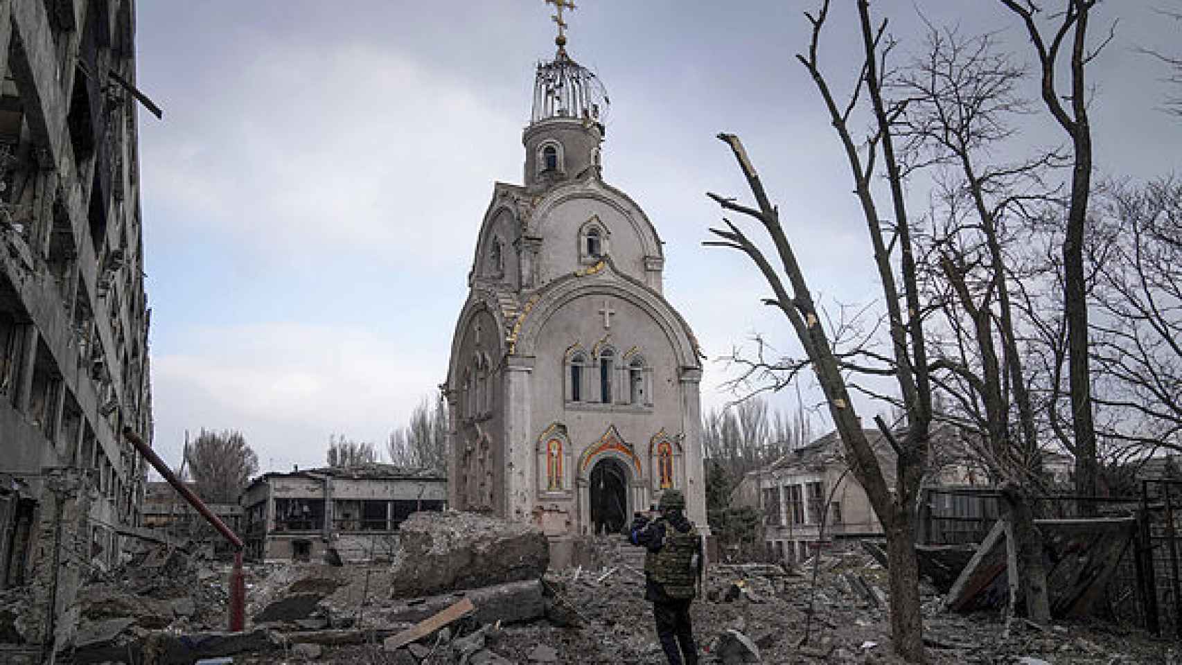 Una iglesia ortodoxa sigue en pie entre escombros en Mariupol.