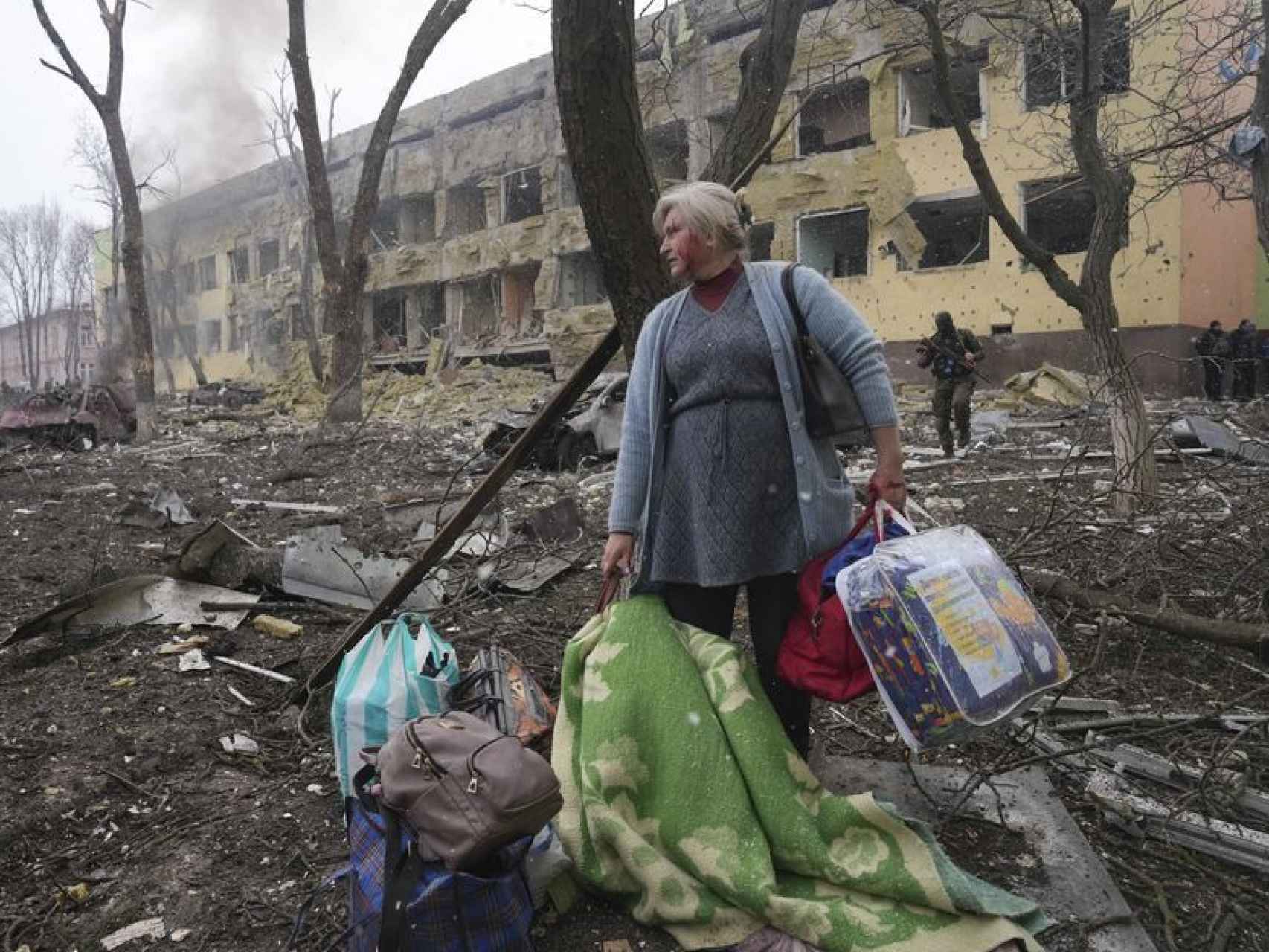 Una mujer, civil, en el desalojo tras un bombardeo en la ciudad ucraniana de Mariupol.