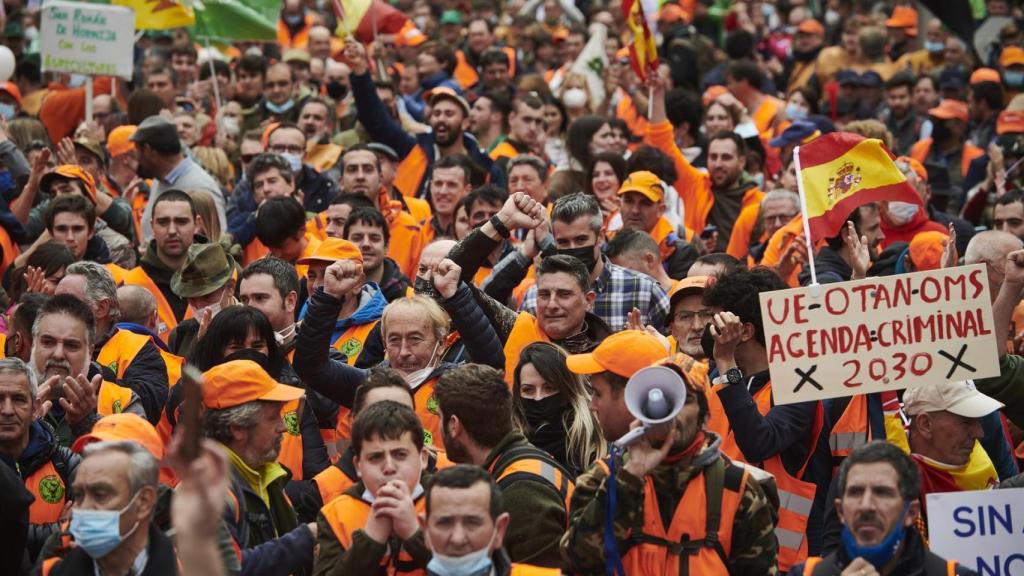 Miles de personas participan en la manifestación en defensa del mundo rural este domingo en Madrid.