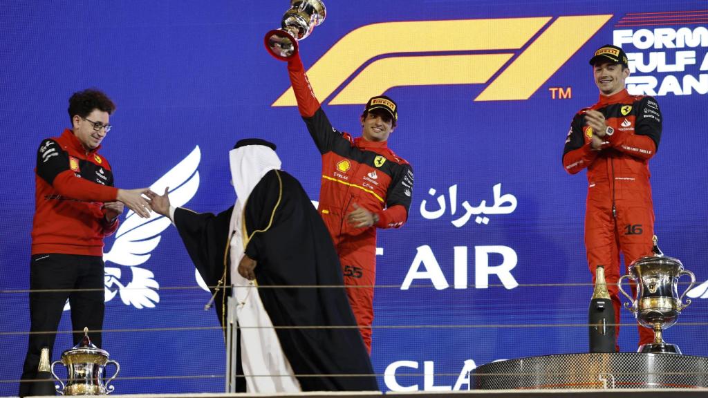 Carlos Sainz Jr. levanta el trofeo del segundo puesto en el Gran Premio de Bahrein.