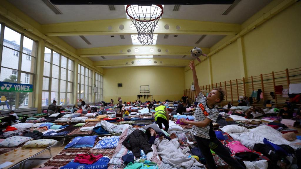 Un niño ucraniano juega al baloncesto en un polideportivo habilitado para acoger a refugiados. Przemysl, Polonia.