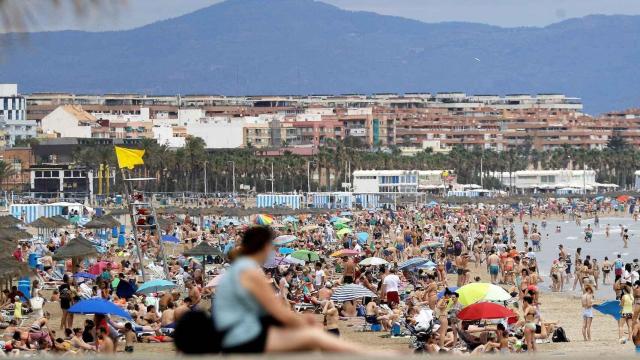 El turismo empieza a convivir con la Covid: los hoteles de la Costa Blanca abren pese al riesgo extremo.