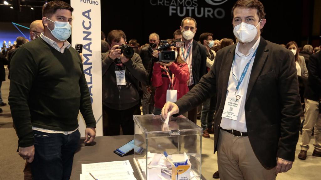 El presidente del Partido Popular de Castilla y León, Alfonso Fernández Mañueco, vota en el XIV Congreso autonómico del PP