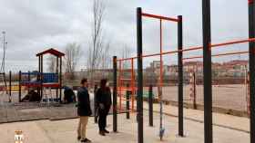Avanza a buen ritmo la remodelación del parque infantil Miguel Delibes de Benavente