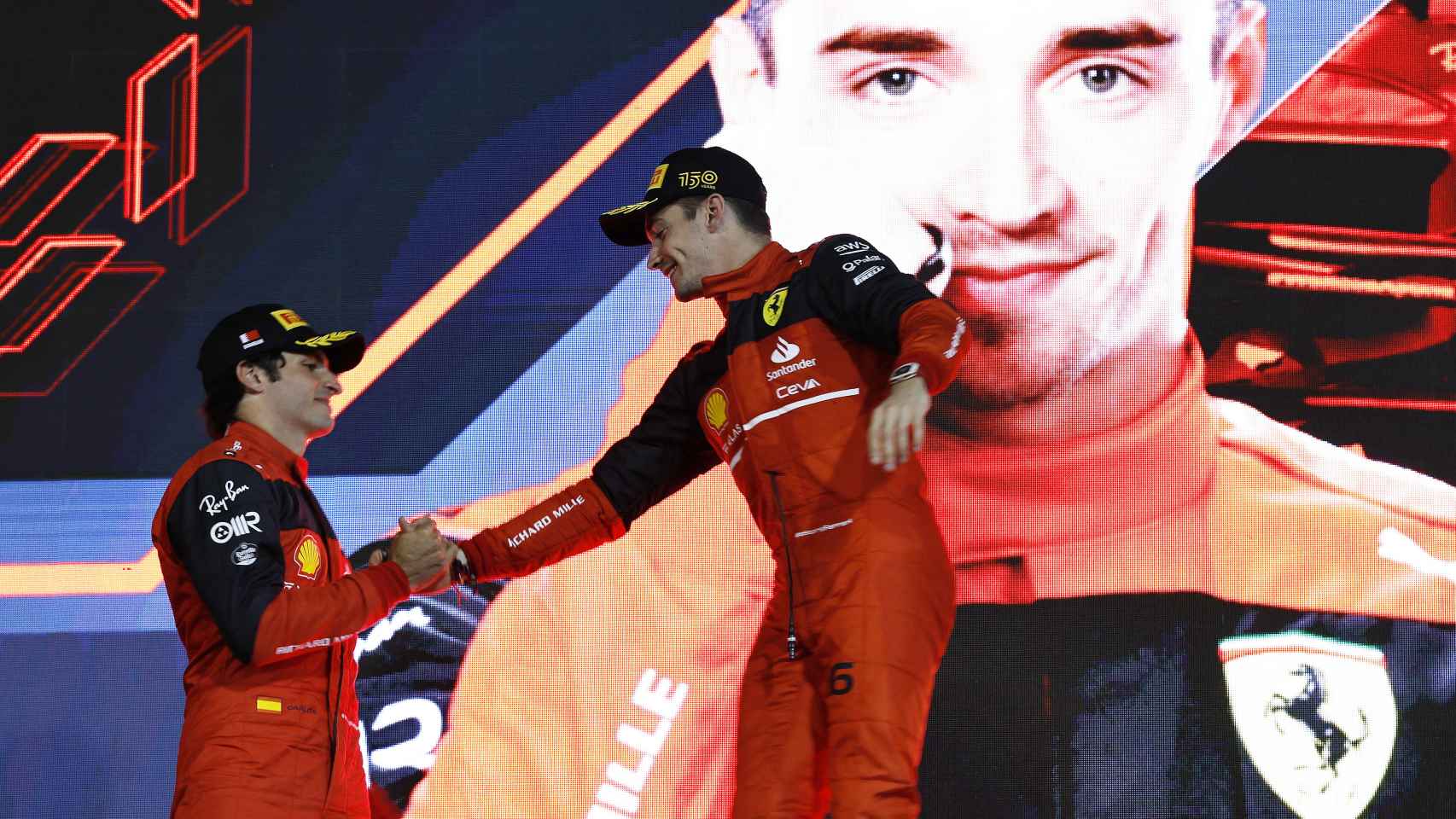 Carlos Sainz Jr. y Charles Leclerc se saludan en el podio del Gran Premio de Bahrein de Fórmula 1