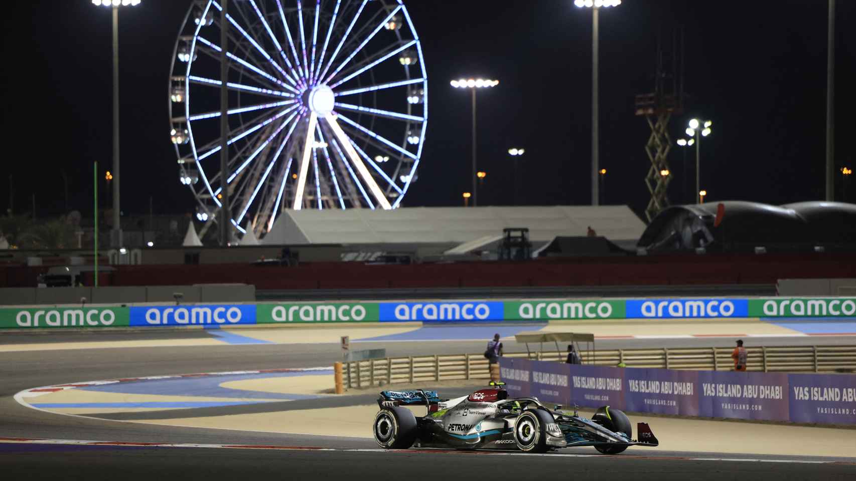 Lewis Hamilton pasa bajo la noria del circuito de Sakhir.
