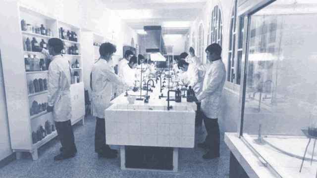 Laboratorio de Química de la Escuela Sant Francesc de Berga (Barcelona) costeado por la Fundación Juan March en 1970