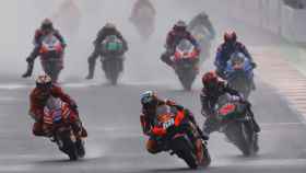 Miguel Oliveira, en acción con Jack Miller y Fabio Quartararo en el GP de Indonesia de MotoGP 2022