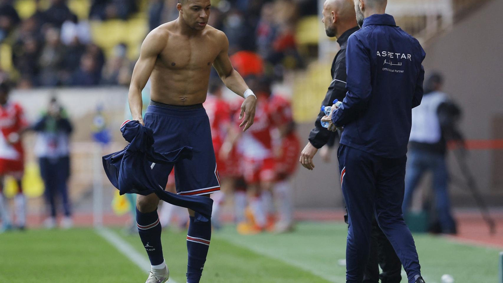 Kylian Mbappé, quitándose la camiseta del PSG