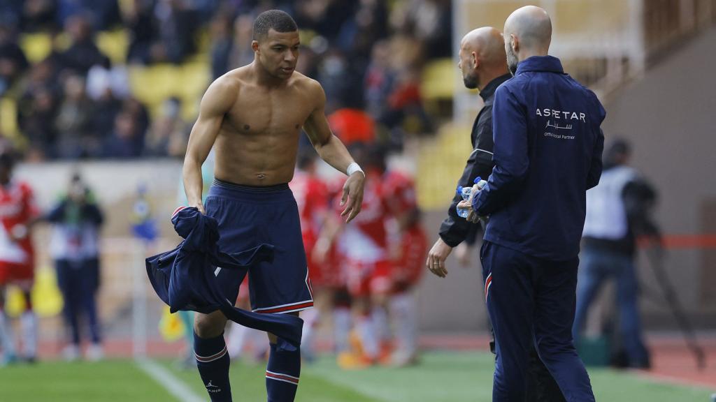 Kylian Mbappé, quitándose la camiseta del PSG