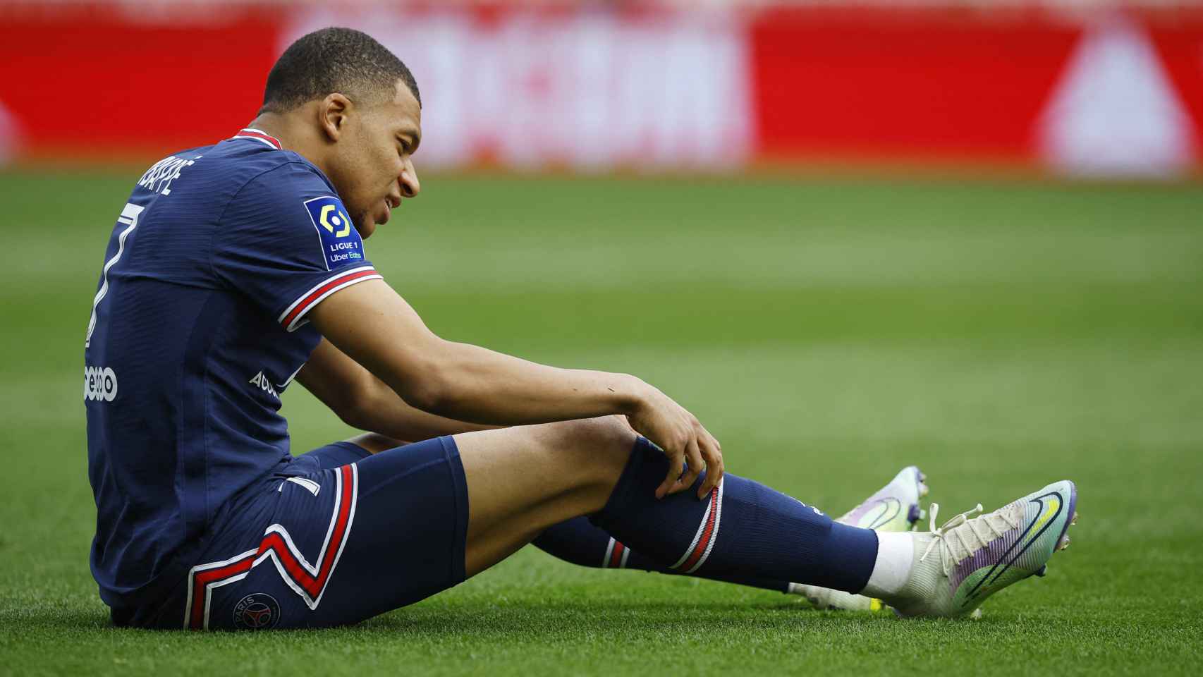 Kylian Mbappé se duele en el césped durante un partido de la Ligue-1 2021/2022