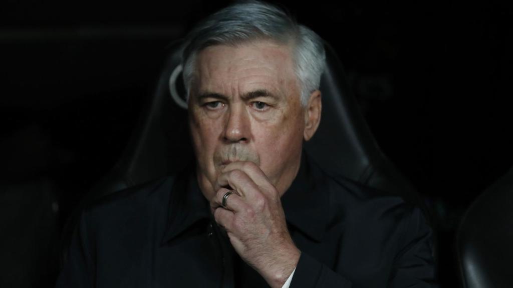 Carlo Ancelotti, con cara de preocupación en el banquillo del Santiago Bernabéu