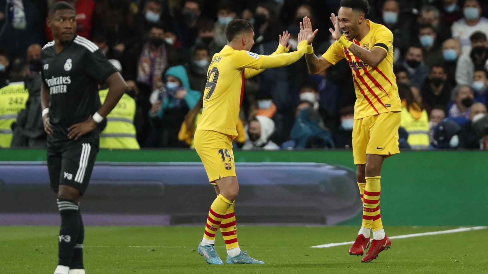 Pierre-Emerick Aubameyang celebra su segundo gol en El Clásico, el cuarto del FC Barcelona