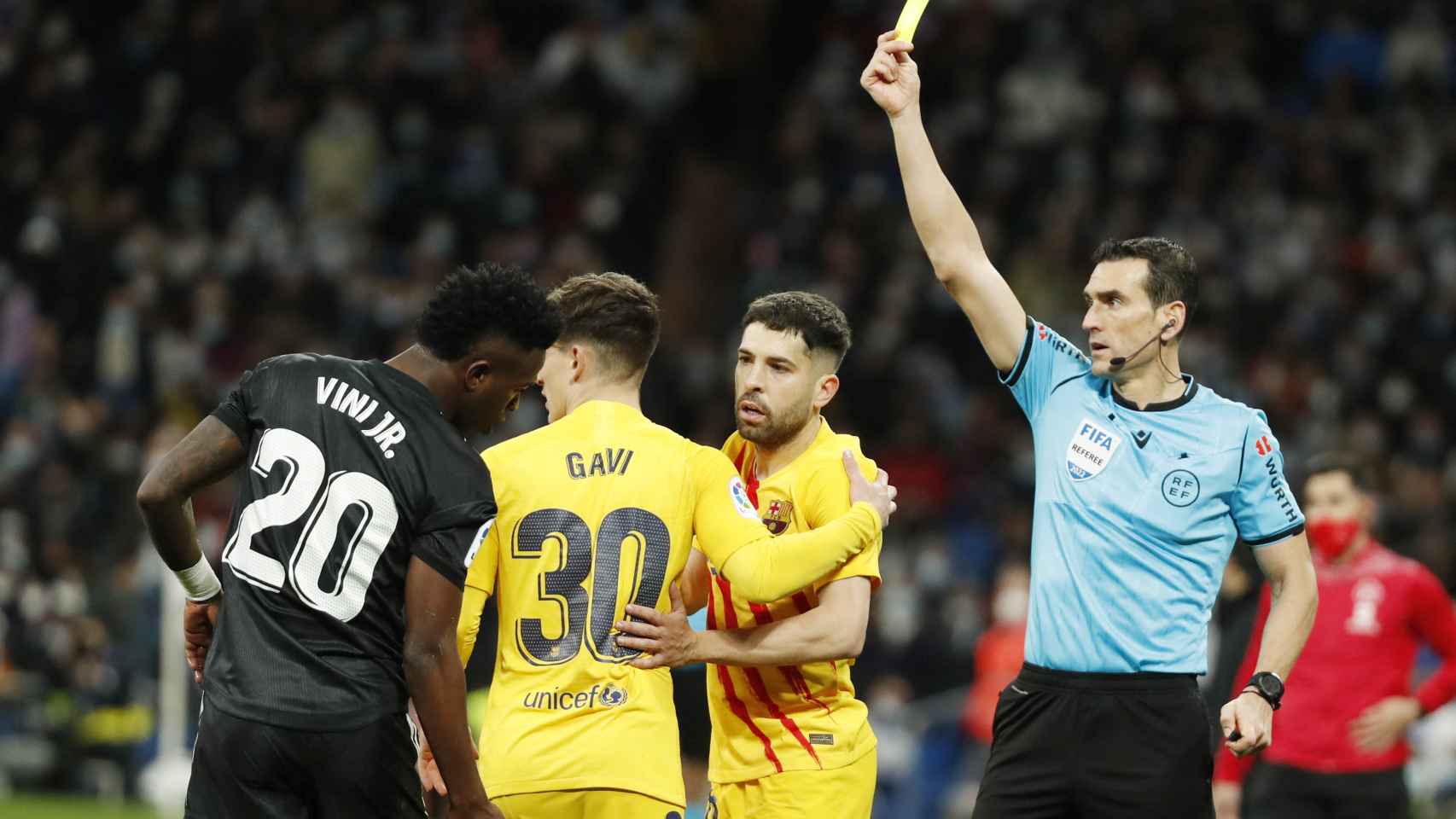 Munuera Montero muestra la tarjeta amarilla a Jordi Alba