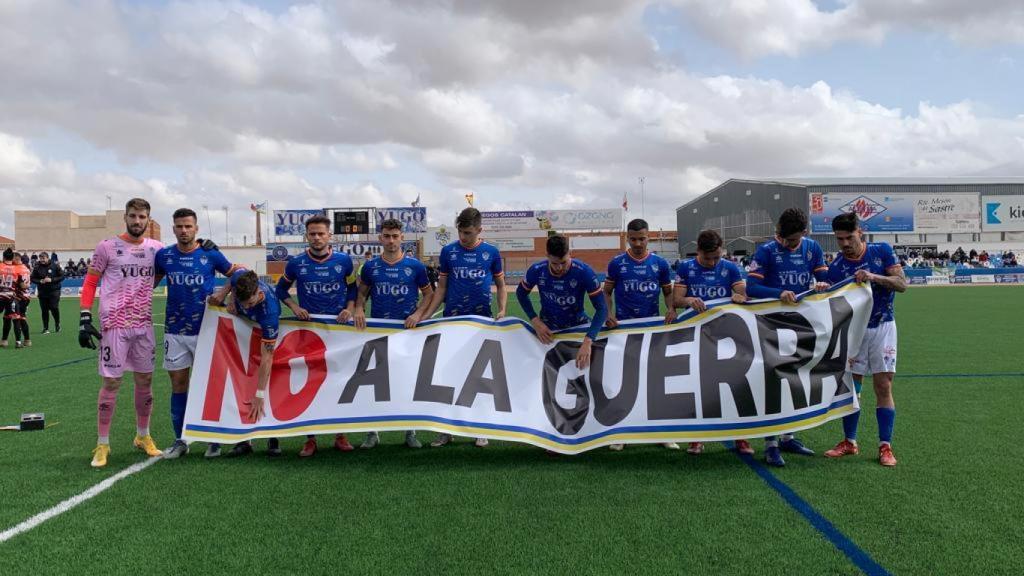 Once inicial del Socuéllamos con una pancarta de 'No a la guerra'.