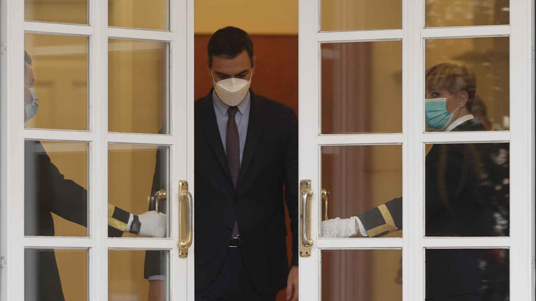 El presidente del Gobierno, en la entrada principal de Moncloa.
