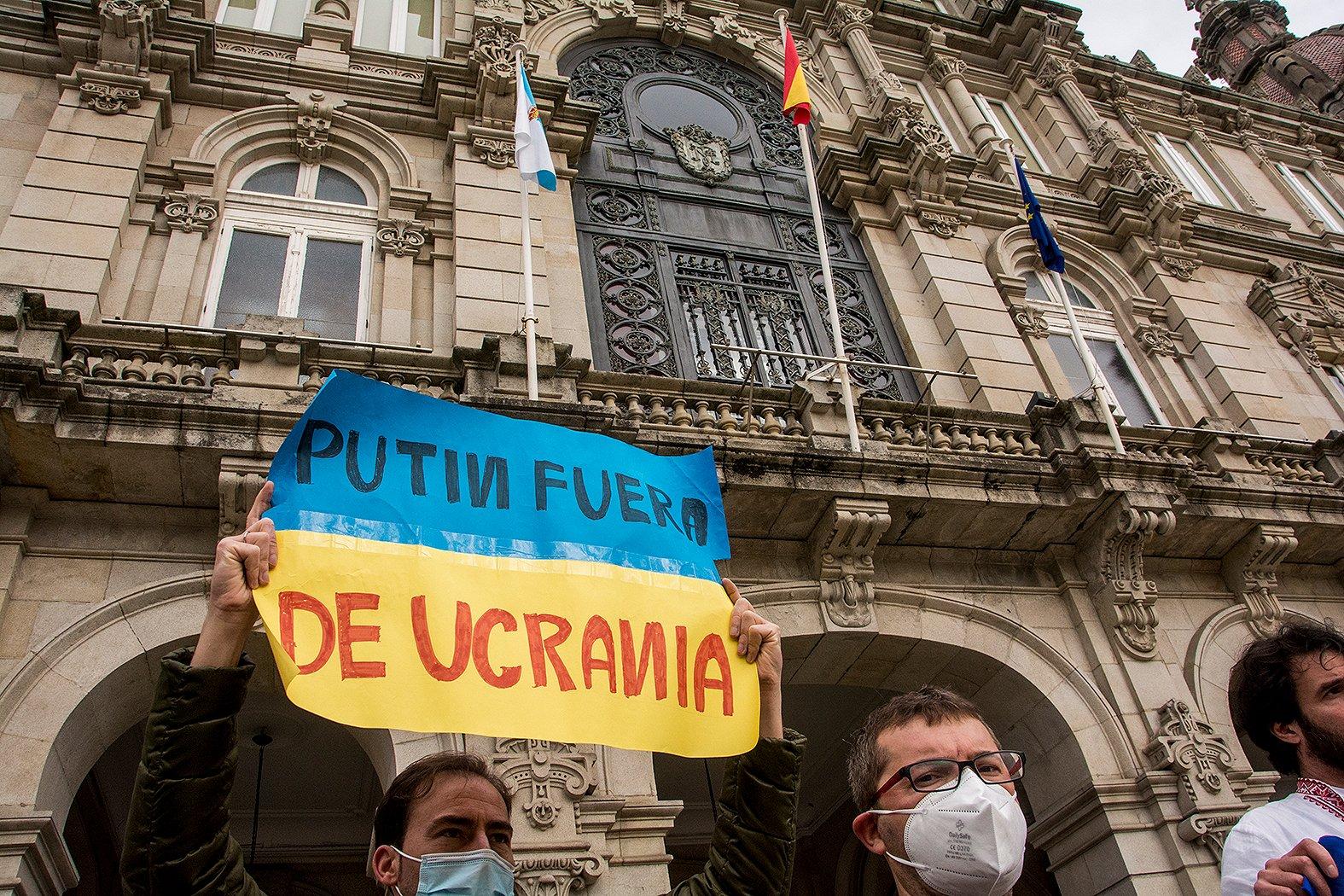 Carteles contra Putin en María Pita (Foto: PP de A Coruña)