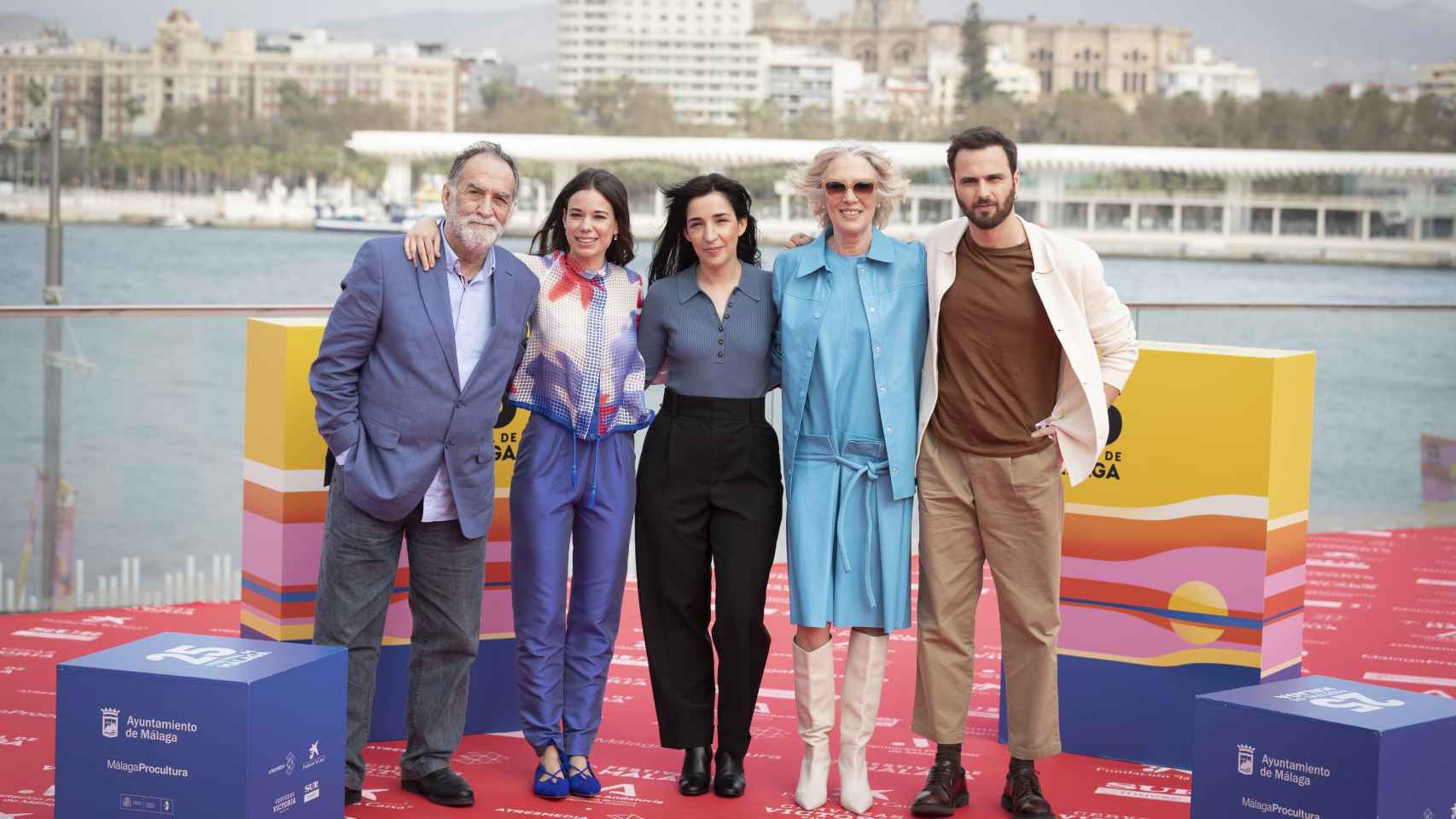El equipo de 'Cinco lobitos' en la alfombra roja de Málaga.