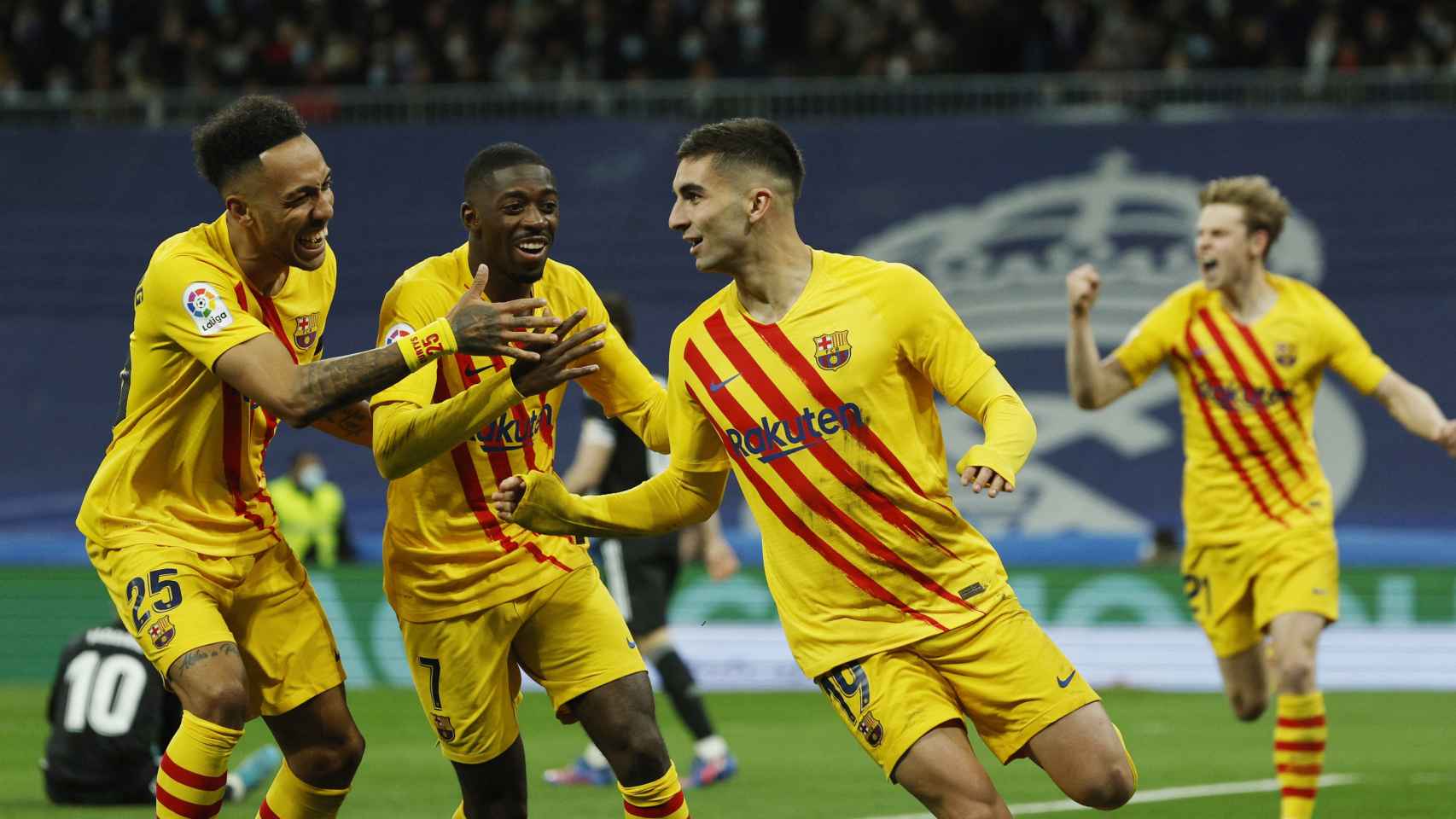 Pierre-Emerick Aubameyang, Ousmane Dembélé y Ferran Torres celebran uno de los goles.