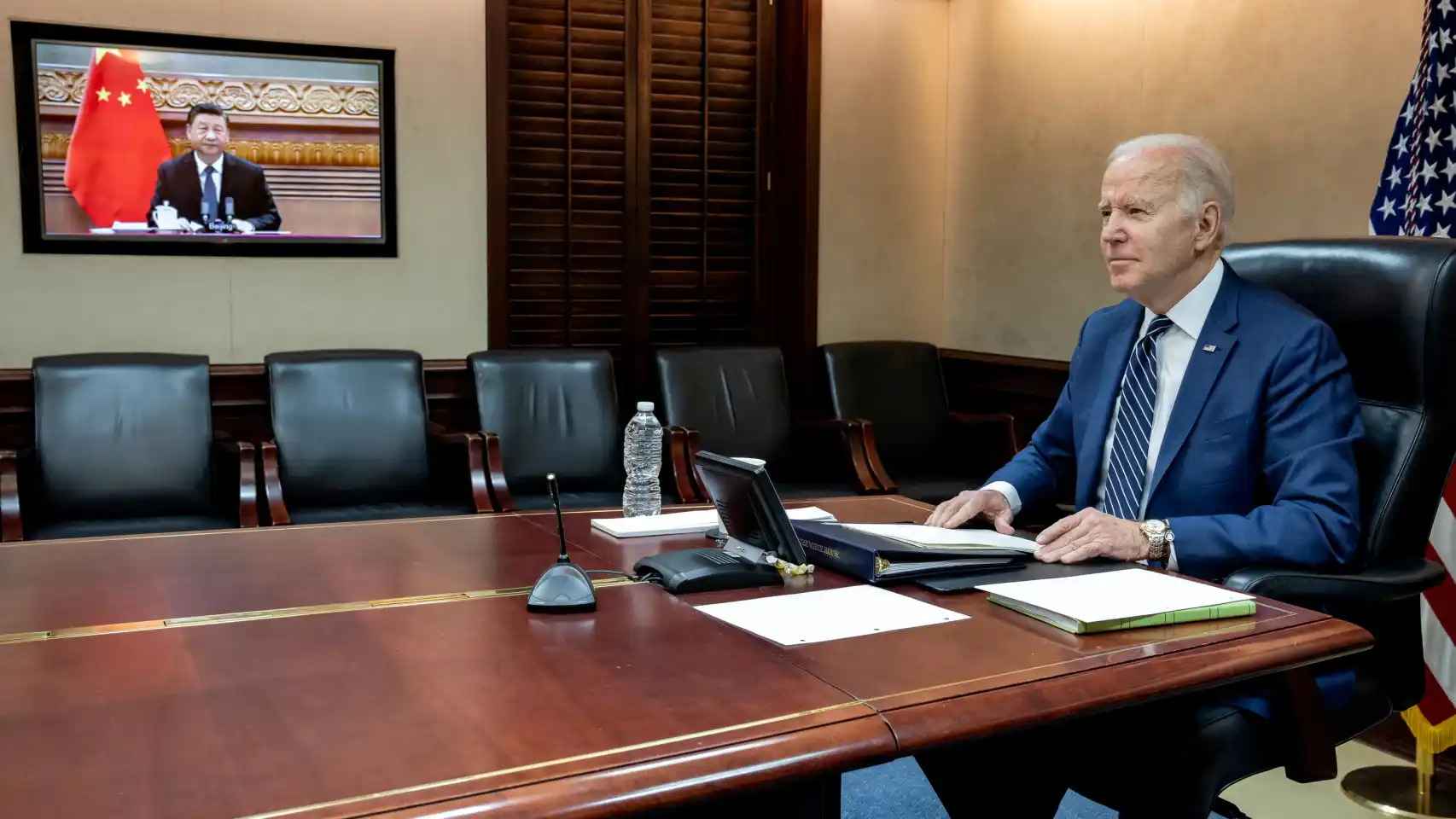 Joe Biden reunido con Xi Jinping telemáticamente desde la Casa Blanca.