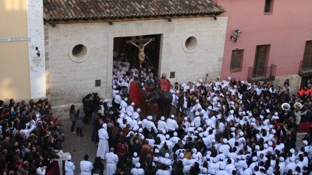 Salida del paso de la Crucifixión el Viernes Santo en Medina de Rioseco