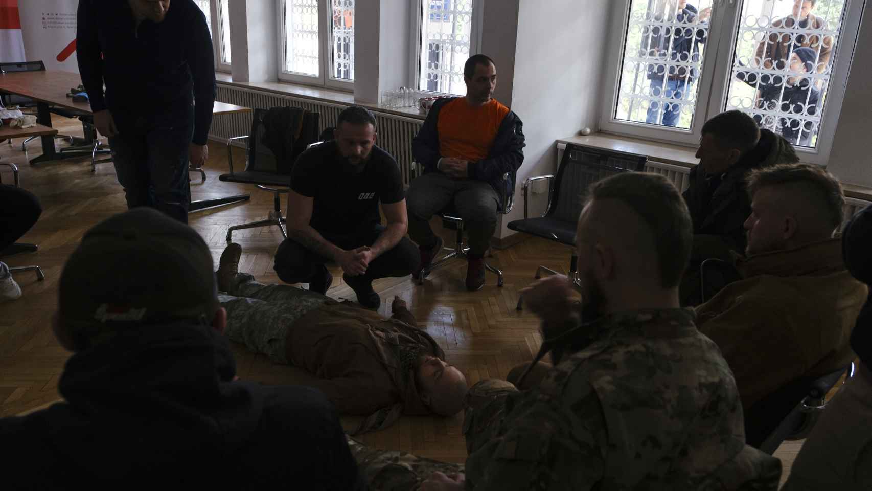 Un instructor que ha luchado en Afganistán les enseña técnicas de guerra.