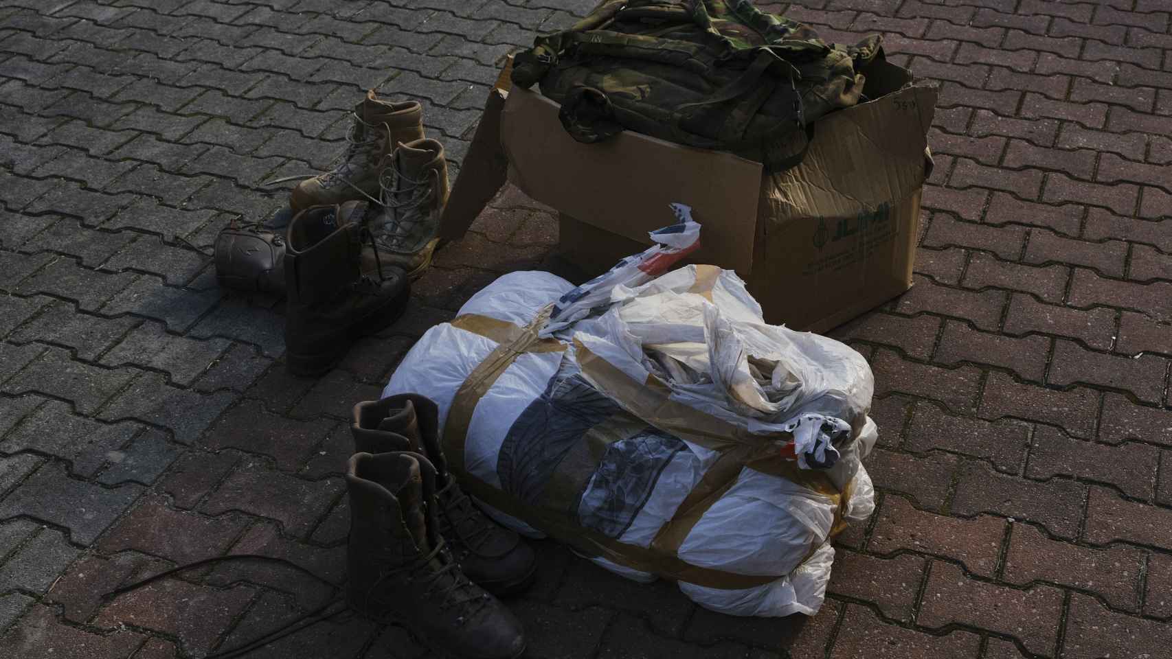 Botas y ropa de militar dispuesta para los voluntarios bielorrusos.